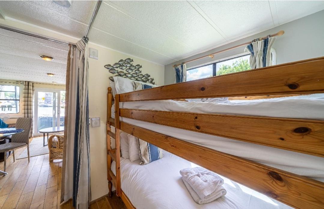 Готель Bluebird House-Boat Іст-Моулсі Екстер'єр фото