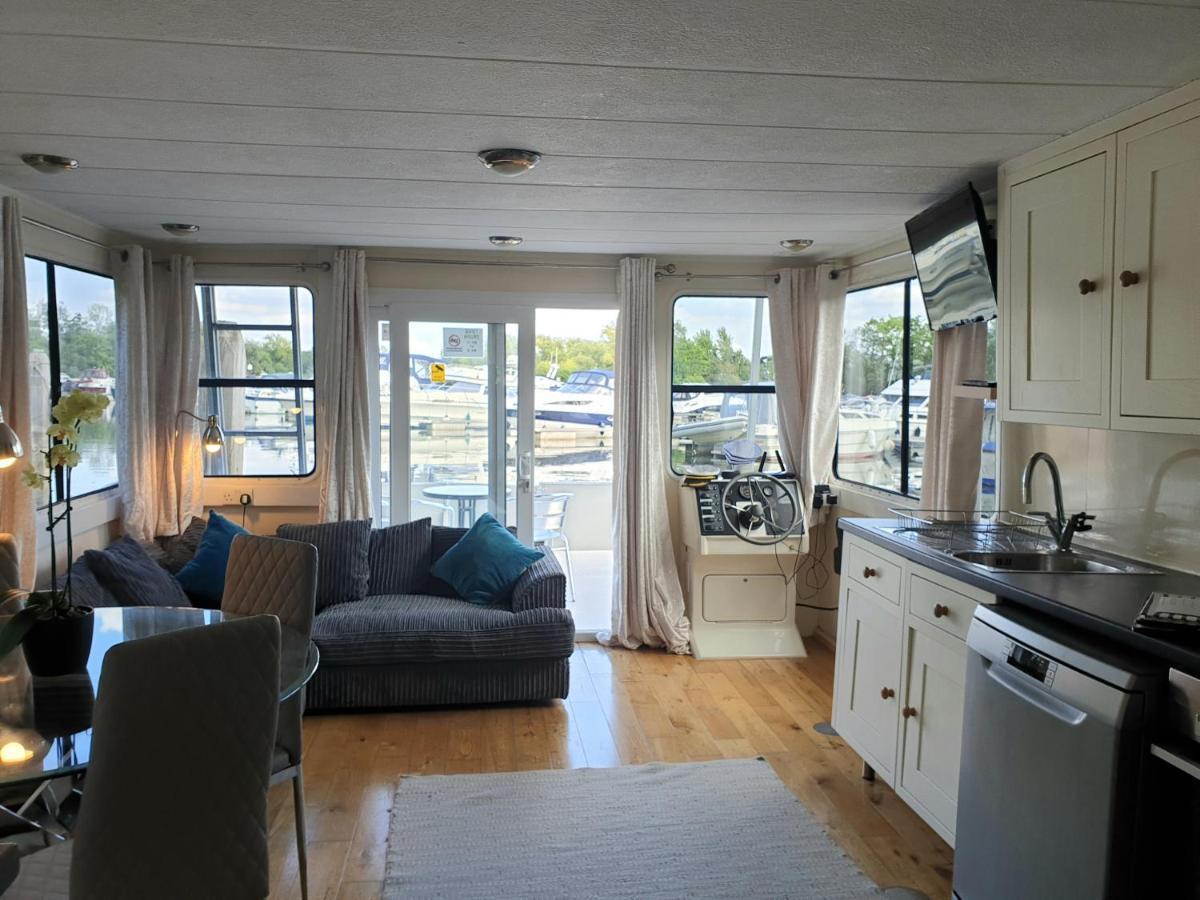 Готель Bluebird House-Boat Іст-Моулсі Екстер'єр фото